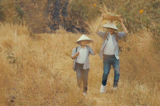 Hoàng Bách vất vả thuyết phục vợ đóng MV cùng con trai Tê Giác