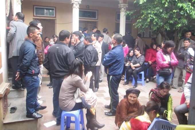 Bệnh nhân đứng chờ lấy thuốc tại nhà lương y Hiền.