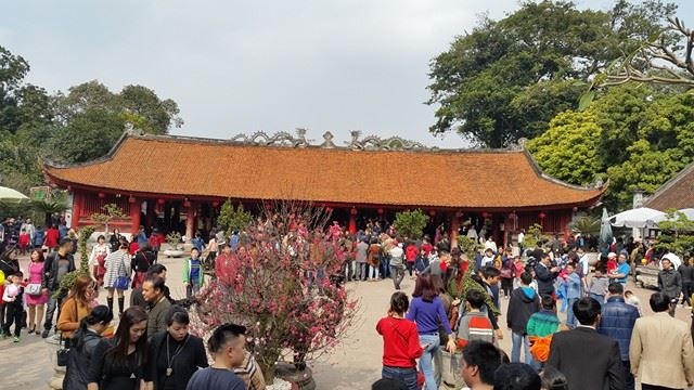 Du khách tham quan tòa nhà Bái đường trong ngày mồng 3 tết. (ảnh: Minh Long).