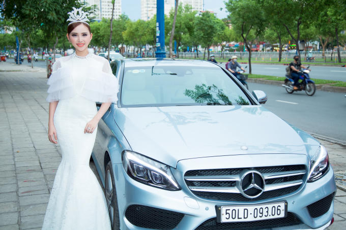 Lương Lê đến dự trong buổi tiệc của mình cô cũng mang chiếc vương niệm kim cương đẹp lộng lẫy. Nhiều bạn bè người đẹp trong giới thời trang đến tham dự và chúc mừng tân hoa khôi thanh lịch 2017 Lương Lê.