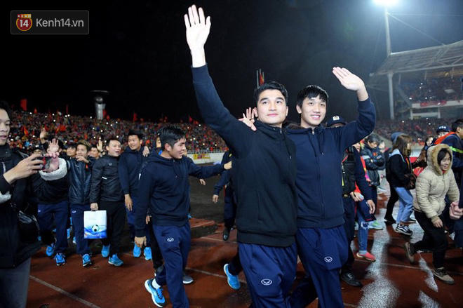 Dù khá mệt mỏi sau một ngày dài nhưng U23 vẫn rạng ngời vẫy chào khán giả ở phía khán đài