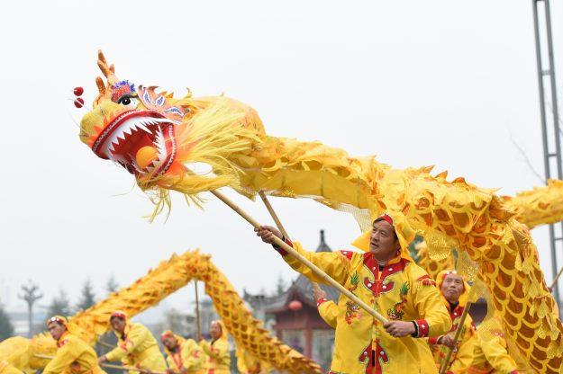 Một đội múa lân mừng năm mới ở Trung Quốc (Ảnh: Reuters)