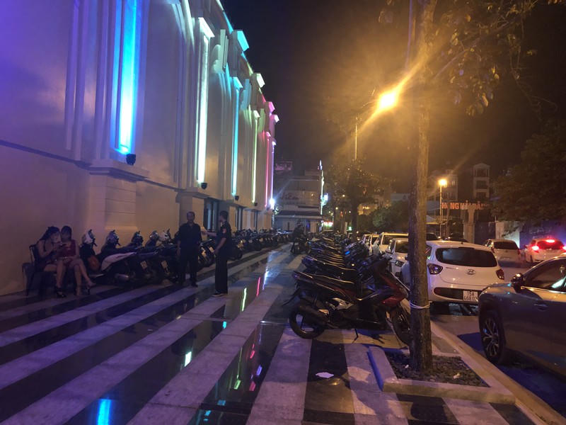 Xe máy, ô tô được bố trí để tại khu vực vỉa hè, lòng đường quanh Club