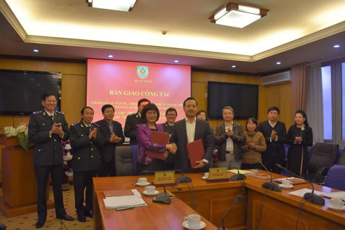 Thứ trưởng Đặng Hoàng Oanh nhận bàn giao công tác THADS và pháp luật hình sự - hành chính từ Thứ trưởng Trần Tiến Dũng.