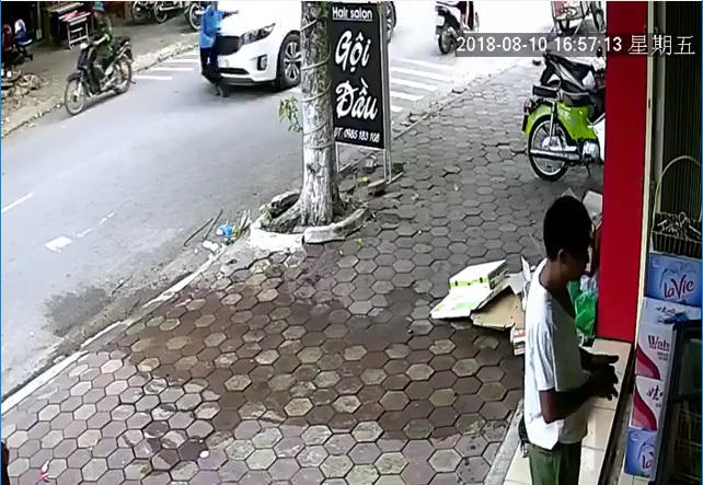 Thời điểm xe ôtô tông trúng vào cụ bà. (Ảnh cắt từ Clip)