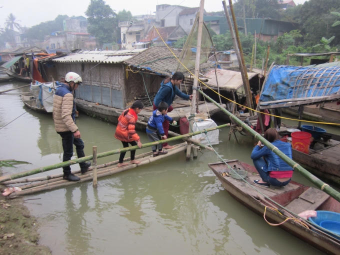 Trẻ xóm chài ríu rít như bầy chim non, vì lễ Giáng sinh đối với chúng là một ngày trọng đại.