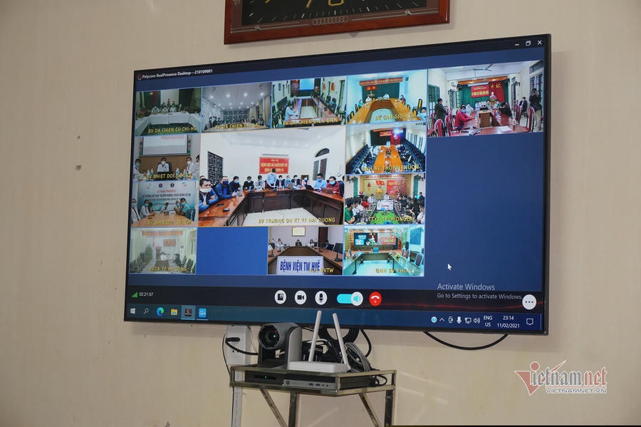Các bác sĩ tham gia giao ban trực tuyến với Bộ Y tế và các điểm cầu điều trị bệnh nhân Covid-19 khác