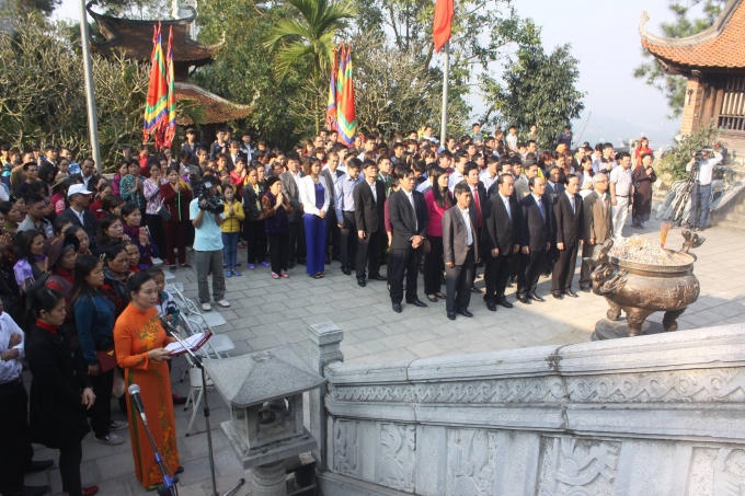 Các đồng chí lãnh đạo dâng hương tại Đền Mẫu Âu Cơ - Khu DTLS Đền Hùng.
