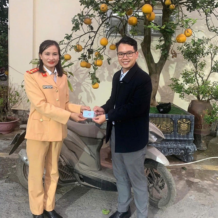 Chủ xe nhận lại tài sản tại Đội CSGT đường bộ số 4.