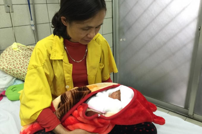 Cháu Bế Ngọc Đ ngủ ngon trong vòng tay của bà nội
