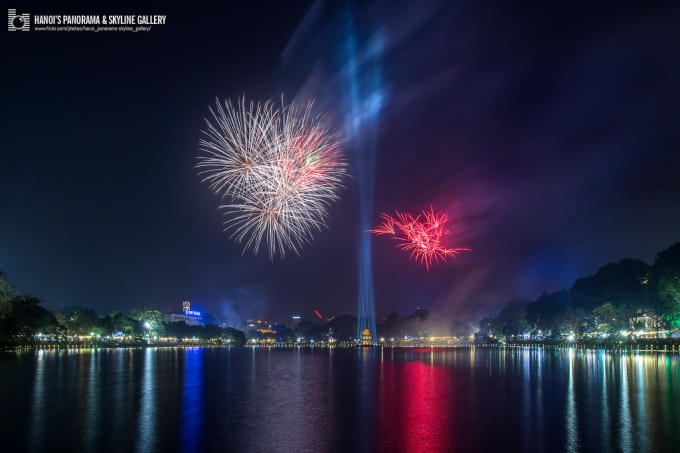 Lung linh sắc m&agrave;u ph&aacute;o hoa tại Hồ Gươm