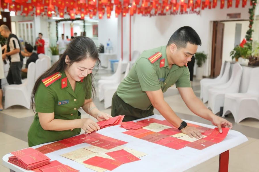 Cặp vợ chồng Thiếu tá Công an này đã xếp gần 160 giấy chứng nhận hiến máu tình nguyện thành hình lá cờ Tổ quốc và con số 80.