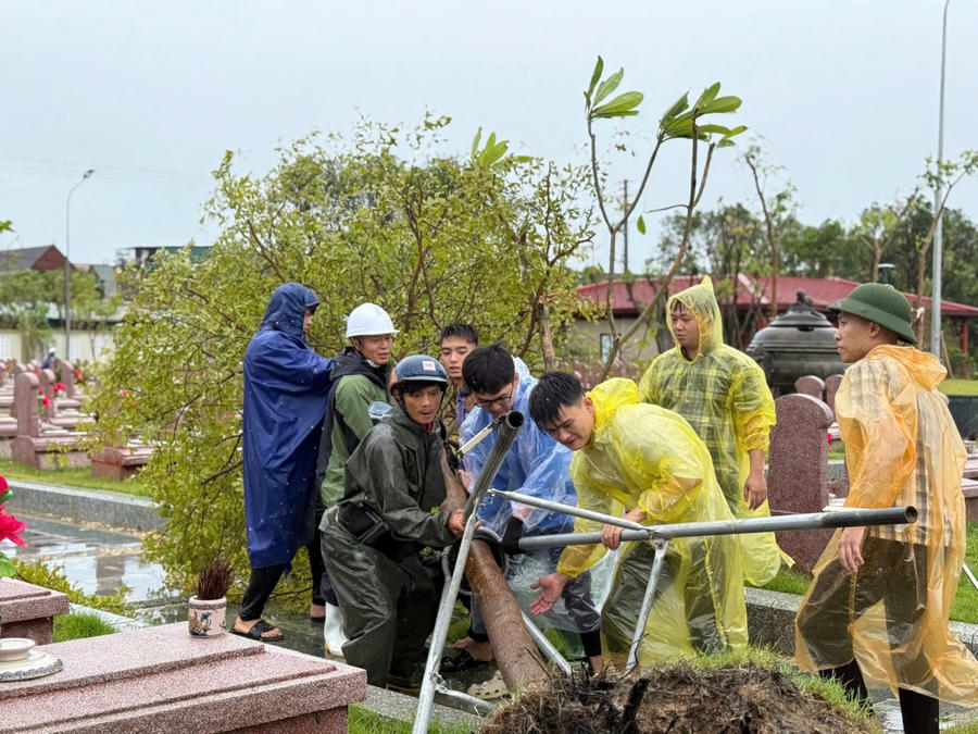 Cả hệ thống chính trị vào cuộc khắc phục hậu quả sau bão.