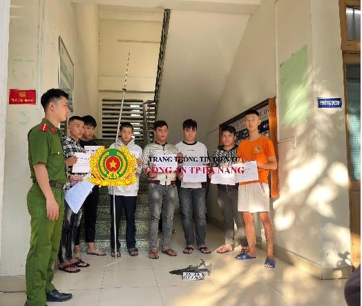 Nhóm thanh thiếu niên sử dụng hung khí vô cớ truy đuổi, gây thương tích người. (ảnh: CAĐN)