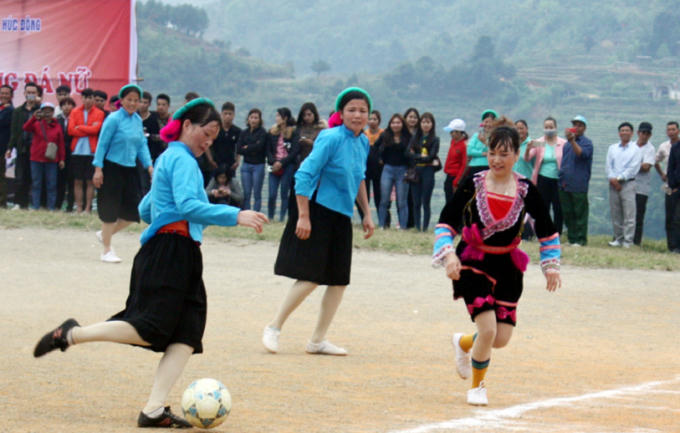 Độc đáo trận bóng, các cầu thủ “chân dài” trong trang phục đặc biệt