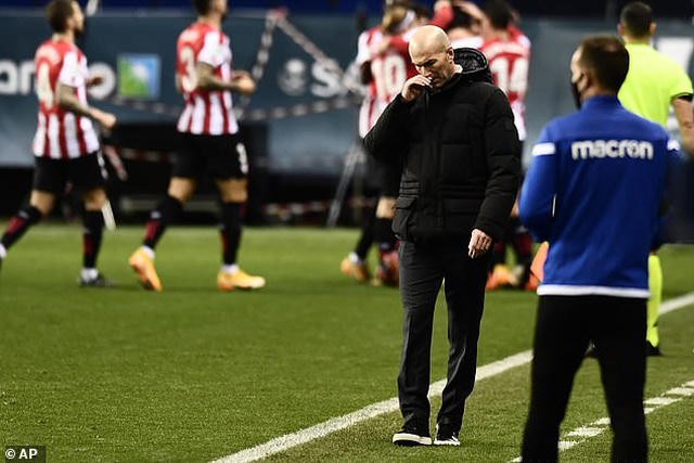 Nỗi thất vọng của HLV Zidane bên ngoài sân