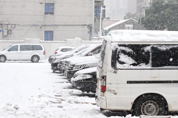 Tuyết trắng phủ khắp nơi. Ảnh: Hoàng Linh