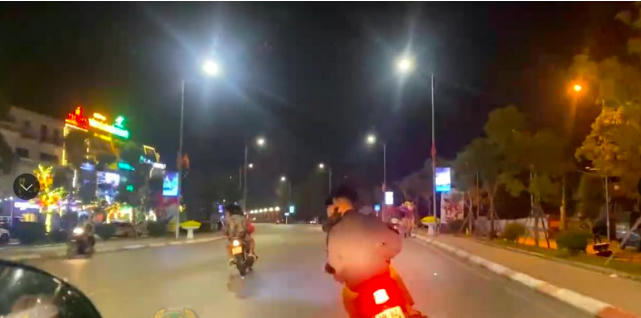 Hình ảnh các đối tượng đánh võng trước cơ quan chức năng.