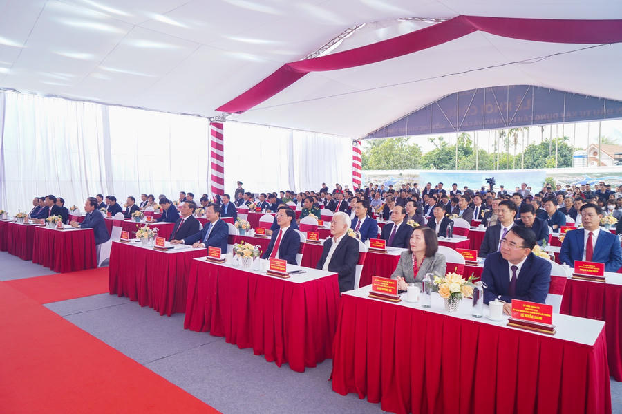 Các đại biểu dự lễ khởi công dự án.