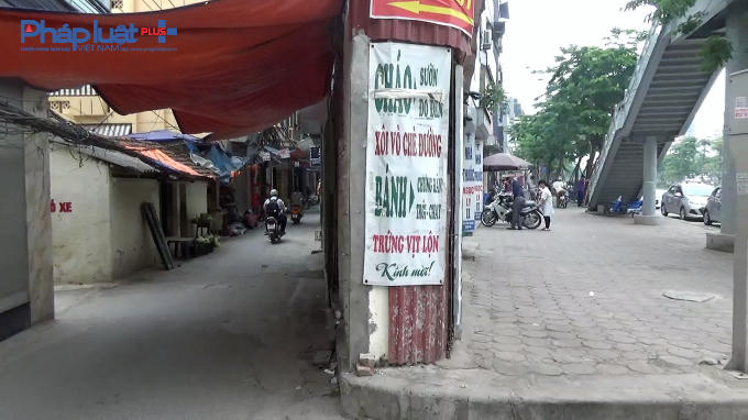 Một nhà siêu mỏng, chiều rộng chưa tới 1 m nằm trên đường Võ Chí Công. (Ảnh: Lê Hải)