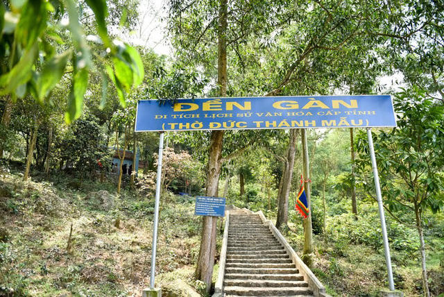 Đền Gàn nằm ngay dưới chân quả đồi được lựa chọn để xây dựng tháp Phật giáo. Trước đây ngôi đền này nằm dưới lòng hồ Núi Cốc, sau khi ngăn sông để làm hồ nước ngọt thì người dân địa phương đã di dời ngôi đền lên sườn núi. Đền Gàn đang thờ bà Chúa Liễu Hanh.