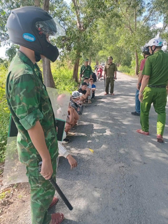 Đồn Biên phòng Tân Tiến và Công an xã Tân Tiến kịp thời khống chế các đối tượng tại hiện trường vụ việc. Ảnh: Lê Sơn