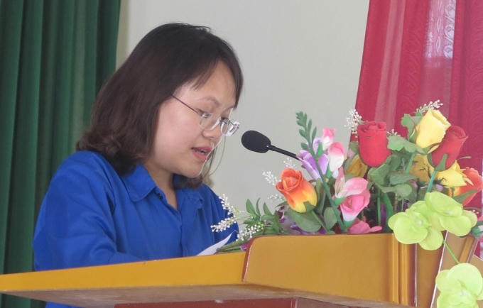 Đồng chí Nguyễn Minh Phượng cán bộ thuộc Cục Con nuôi Bộ Tư pháp giới thiệu đến người dân những quy định m ới trong quá trình nhận nuôi, trách nhiệm của cha mẹ đối với con nuôi.
