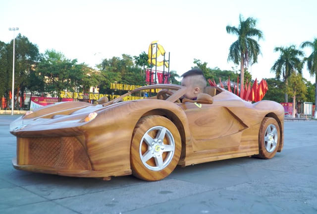 Ban đầu, chiếc Ferrari Aperta được để màu gỗ tự nhiên, chỉ sơn bóng.