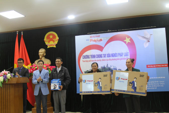 Đại diện Công ty TNHH Long Hải trao tặng quà cho người nghèo vùng biển Tiên Lãng, Hải Phòng.