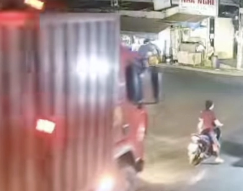 Hiện trường vụ xe vượt qua đường sắt khi tàu đang tới.