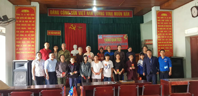 Trao tặng qu&agrave;, mong tết ấm cho người ngh&egrave;o qu&ecirc; hương Nam Đ&agrave;n