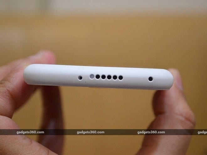 Cạnh dưới gồm mic đàm thoại và loa ngoài.