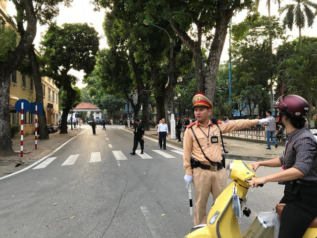 Công an hướng dẫn người tham gia giao thông lưu thông qua khu vực nhà tang lễ (Ảnh: Quang Phong)