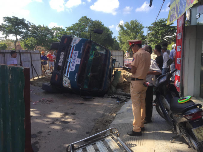 Lực lượng chức năng đang điều tra ghi nhận hiện trường.