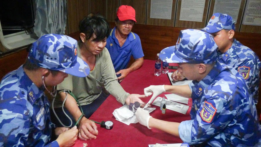 BTL Vùng Cảnh sát biển 4 kịp thời hỗ trợ y tế ngư dân Trần Văn Kiên trên tàu KG 90172 TS bị tai nạn lao động trên biển ngày 26/7/2025.