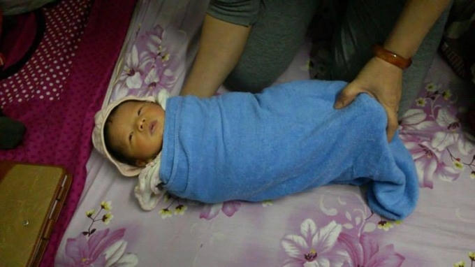 Em bé khoảng 2 -3 ngày tuổi, nặng 3kg.