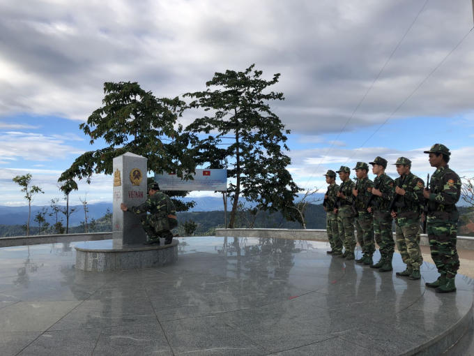 Các chiến sĩ biên phòng đồn biên phòng cửa khẩu quốc tế Bờ Y kiểm tra cột mốc quốc gia.