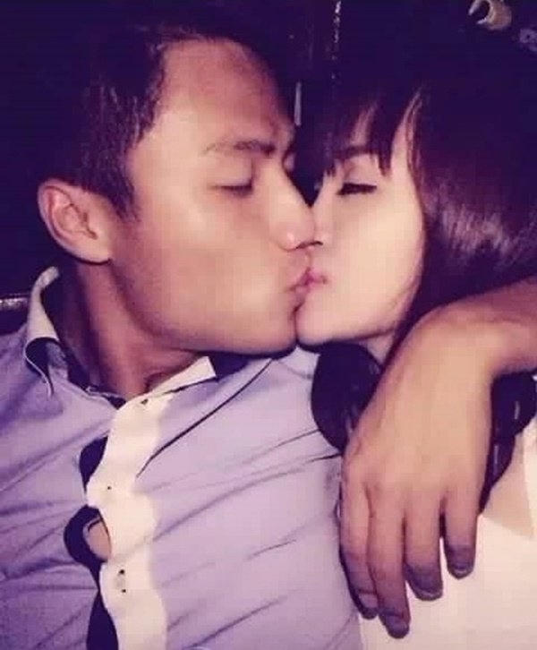 Thì ngay sau đó, bức ảnh Mạc Hồng Quân và Bà Tưng khóa môi say đắm cũng bị rò rỉ. Ảnh: internet.