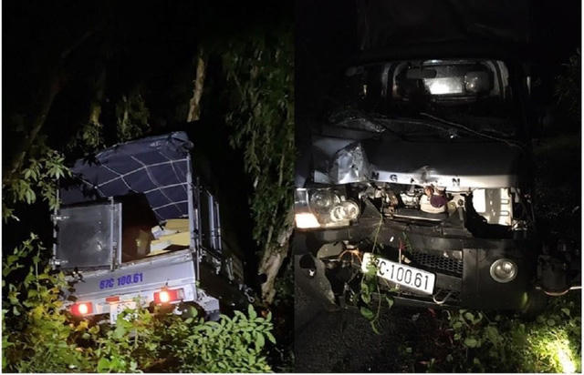 Lái xe đã lao xe tải chở gần 6.000 gói thuốc lậu xuống bờ kênh để tẩu thoát khi bị lực lượng liên ngành chống buôn lậu tỉnh An Giang phát hiện.