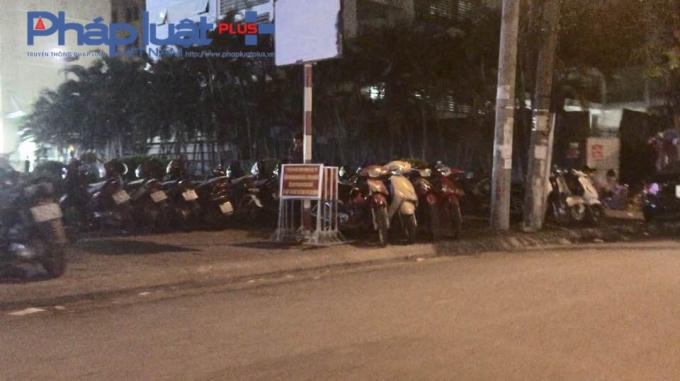 Khi màn đêm xuống, biển cấm được xếp gọn lại làm chỗ để xe tại phố Thái Phiên.