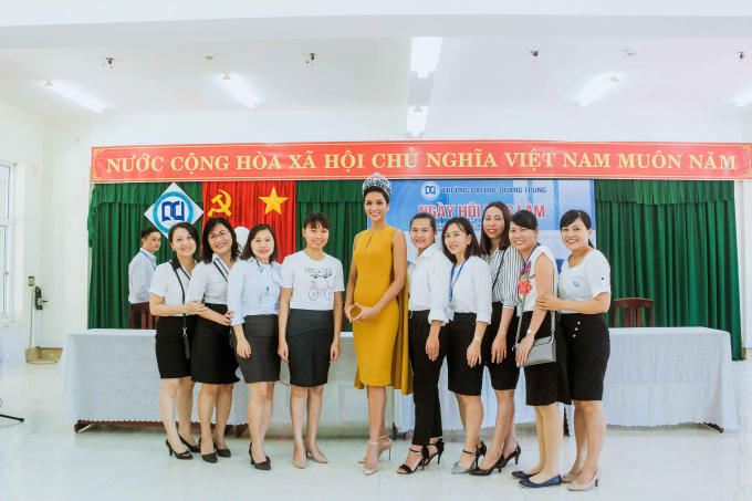 Hoa hậu H'hen Ni&ecirc; trở th&agrave;nh đại sứ gi&aacute;o dục, trao học bổng 100 triệu cho sinh vi&ecirc;n