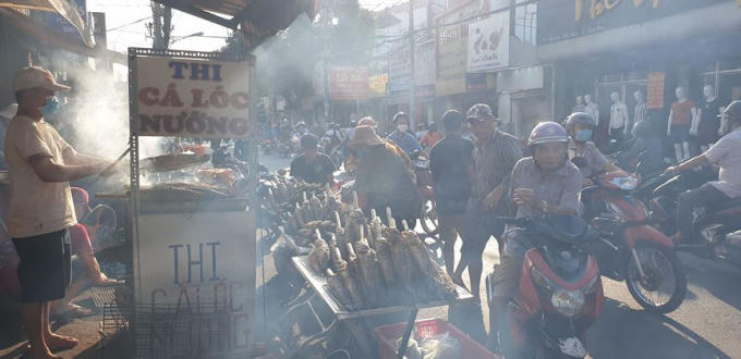 Khói nướng cá nghi ngút trên đường.