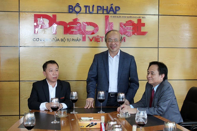 Thứ trưởng Bộ Tư pháp Phan Chí Hiếu (ở giữa) chúc tết báo Pháp luật Việt Nam.