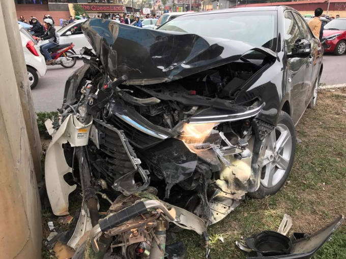H&agrave; Nội: L&aacute;i xe Camry đ&acirc;m li&ecirc;n ho&agrave;n xe m&aacute;y khiến 2 người bị thương