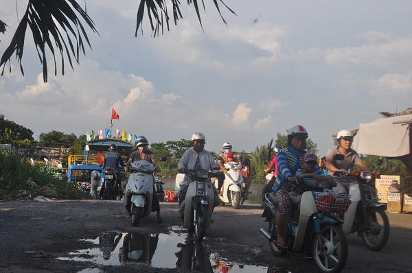 Một người dân địa phương bức xúc: “mang tiếng là sống giữa thành phố nhưng rất nhiều năm qua chúng tôi phải sống chung cảnh qua đò ngang. Mỗi lần đi đâu là phải chờ…”