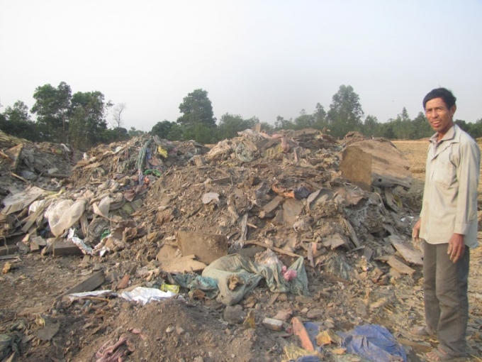 Người dân bên cạnh hàng tấn rác thải được chất đầy khắp nơi trên địa bàn Khu kinh tế Vũng Áng.
