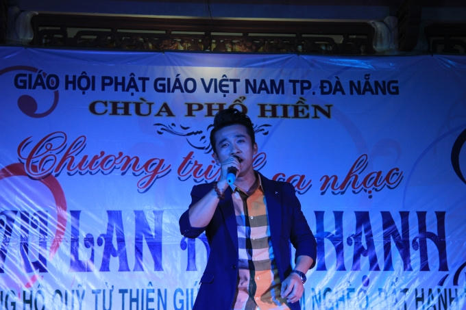 Ca sĩ Quang Hào thể hiện ca khúc “Lòng mẹ” khép lại đêm nhạc từ thiện “Vu Lan Hiếu Hạnh”.
