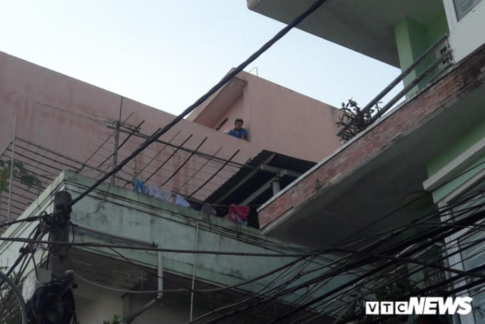 Lực lượng công an phong tỏa tất cả các kiệt, hẻm xung quanh ngôi nhà An đang cố thủ trên nóc.