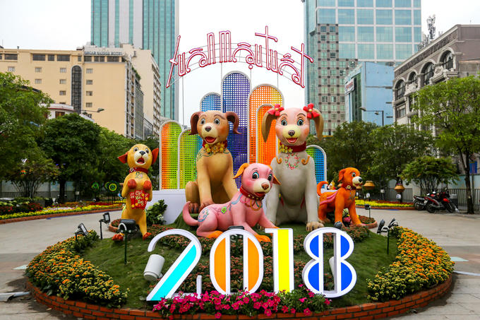 Ở mỗi chủ đề đều có hình ảnh chó, linh vật của năm Mậu Tuất. Ngay chính giữa đường hoa là gia đình chó với khuôn mặt rạng rỡ chào năm mới.