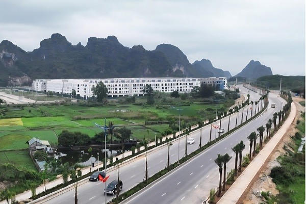 Ngày 30/04/2023 , tỉnh Quảng Ninh khánh thành đường bao biển Hạ Long - Cẩm Phả hoàn thành 6 làn xe, trở thành trục cảnh quan đồng bộ 6 làn xe kéo dài từ cầu Bãi Cháy (Hạ Long) đến trung tâm Cẩm Phả dài hơn 30km.